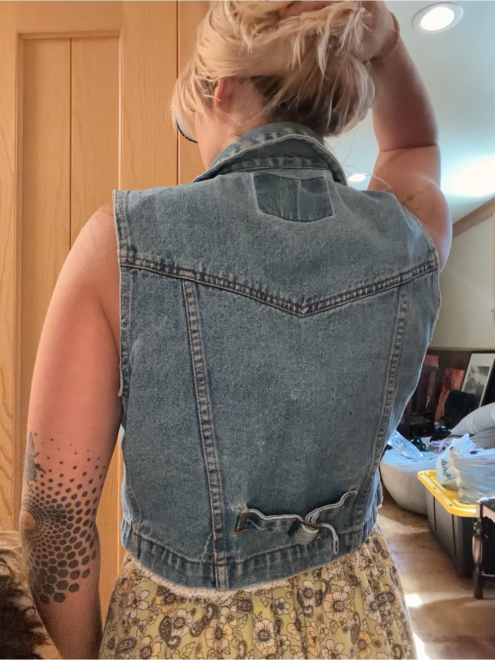 Levi’s Classic Light Blue Denim Vest - Picture 8 of 8
